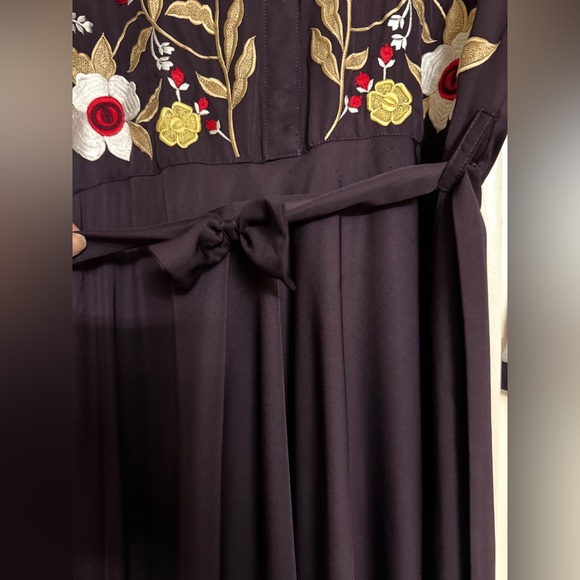 Embroidered abaya with belt - Picture 4 of 6